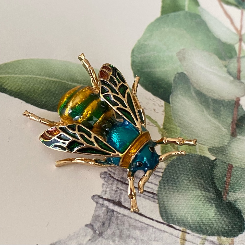 Oh ! Look a 🐝 bee. A bee brooch.
